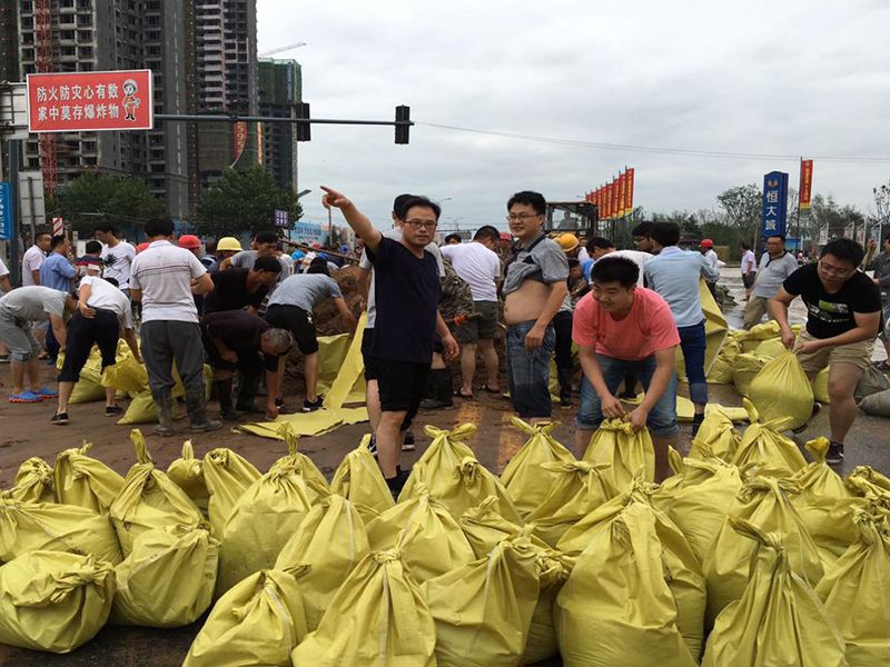 2016年7月20日，集團公司組織員工參與“安陽7·19特大洪水”搶險救災(zāi)工作。